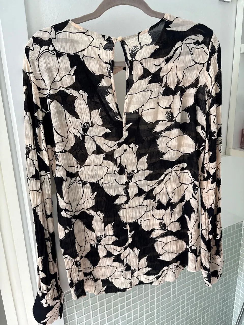 Blusa de seda com decote nas costas - Foto 4