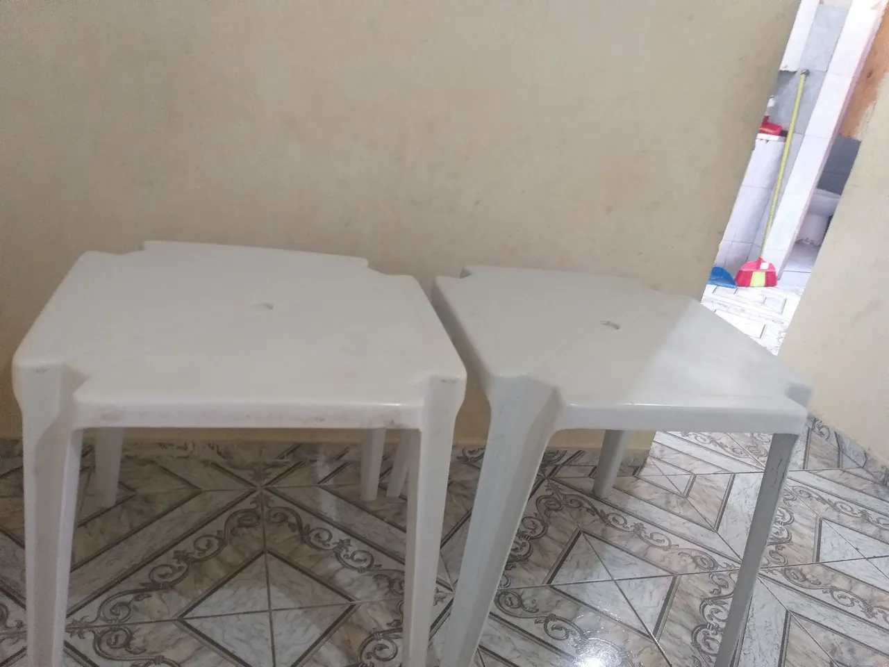 Mesinhas de plástico brancas