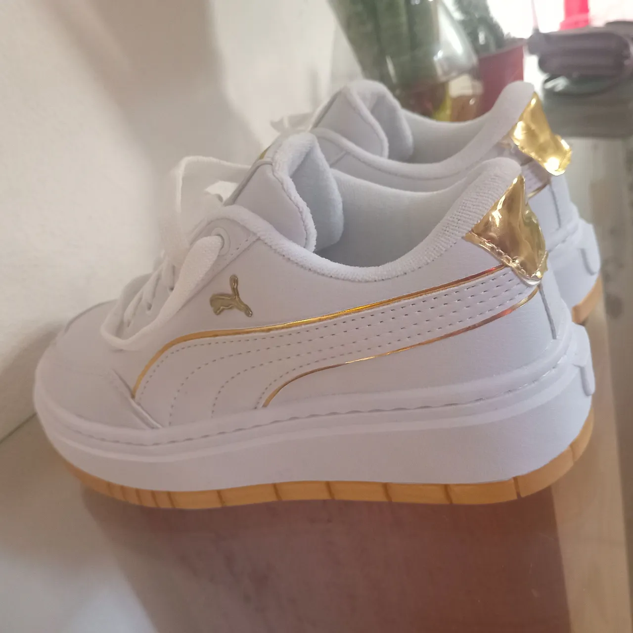 Tênis Puma Feminino Branco com Detalhes Dourados