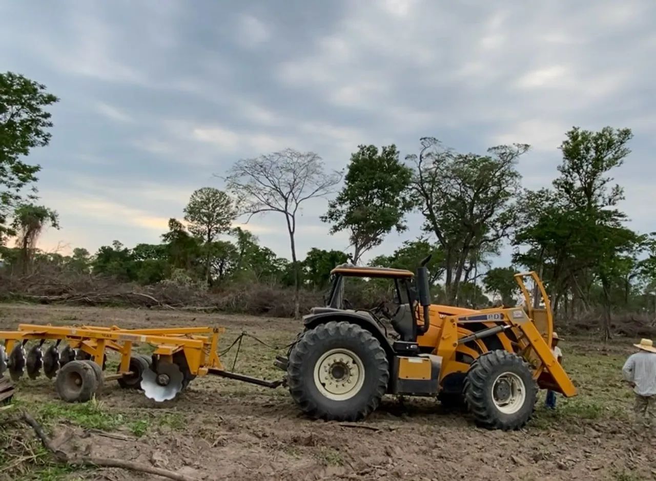 Trator BH 180 + Grade pesada Tatu 14 discos