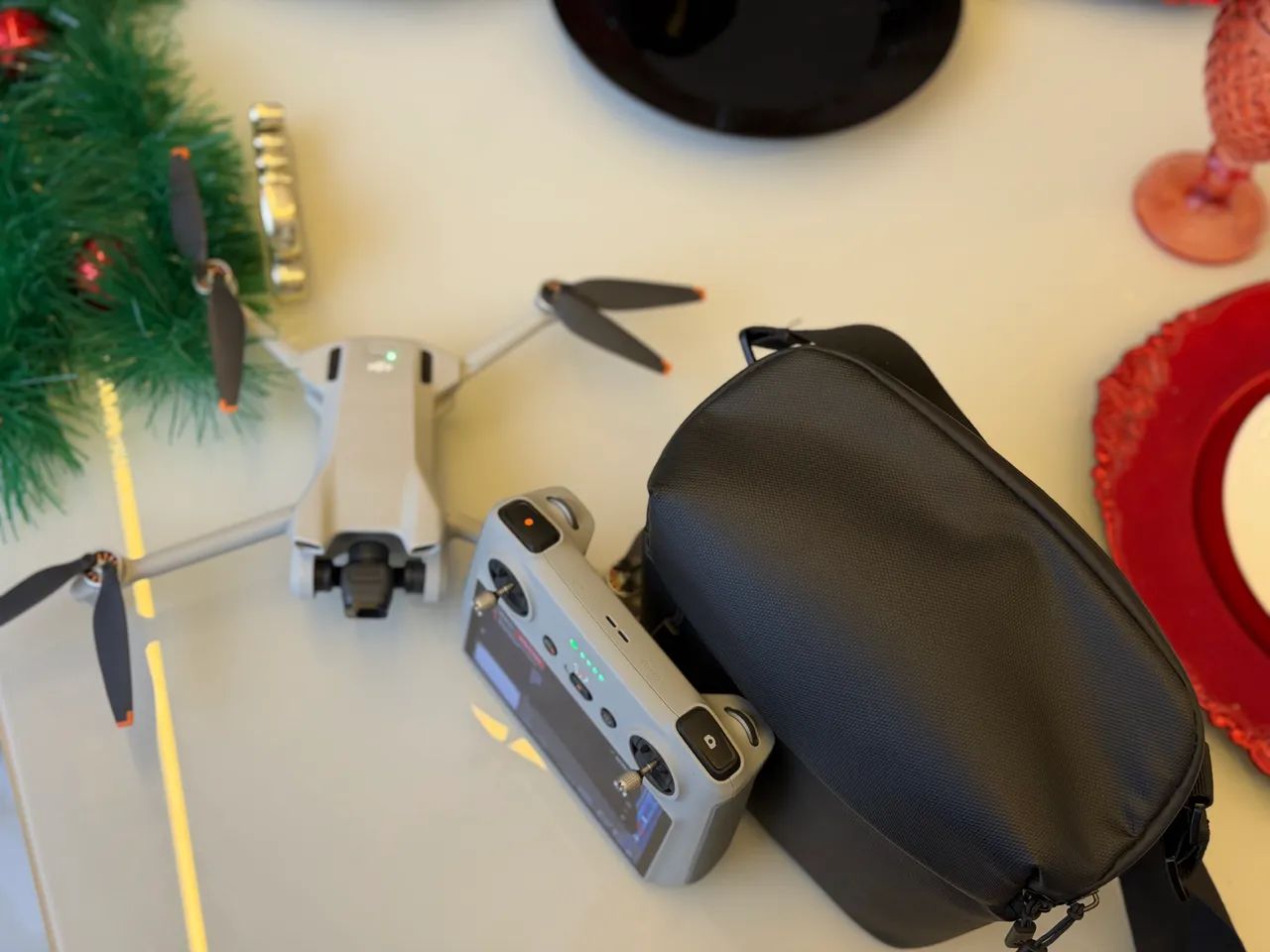 Drone DJI Mini 3 Pro Kit Completo 3 Baterias Controle com Tela Estado de Novo - Foto 2