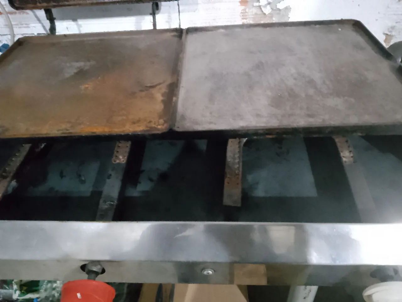 Chapa/Grill Comercial um berço e um colchão