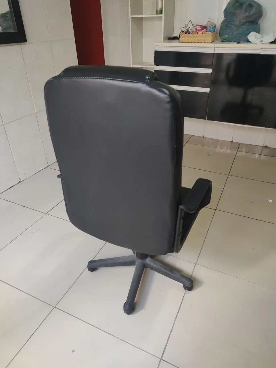 Cadeira de escritório ergonômica preta