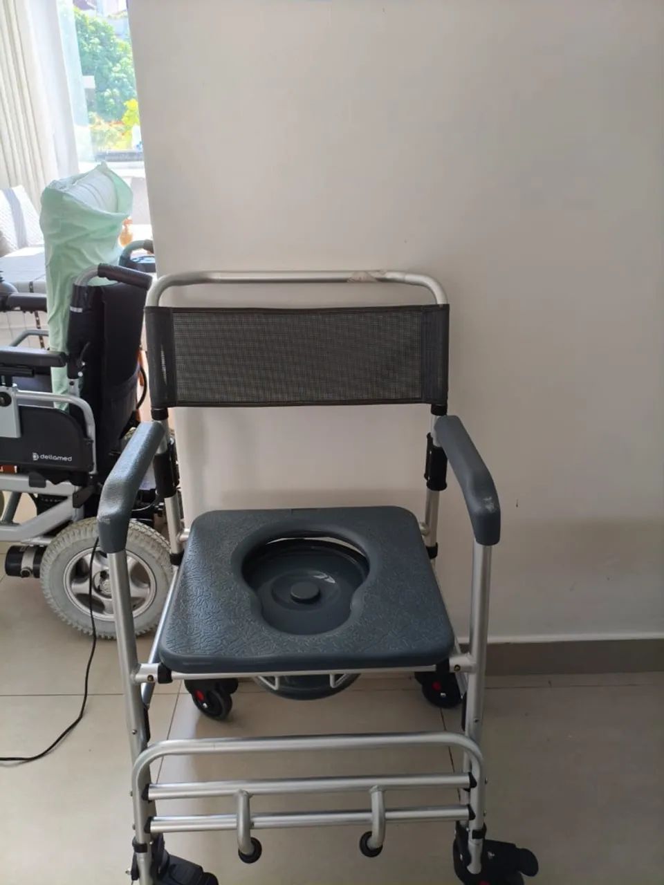 Cadeira higiênica usada somente Banho - Foto 2