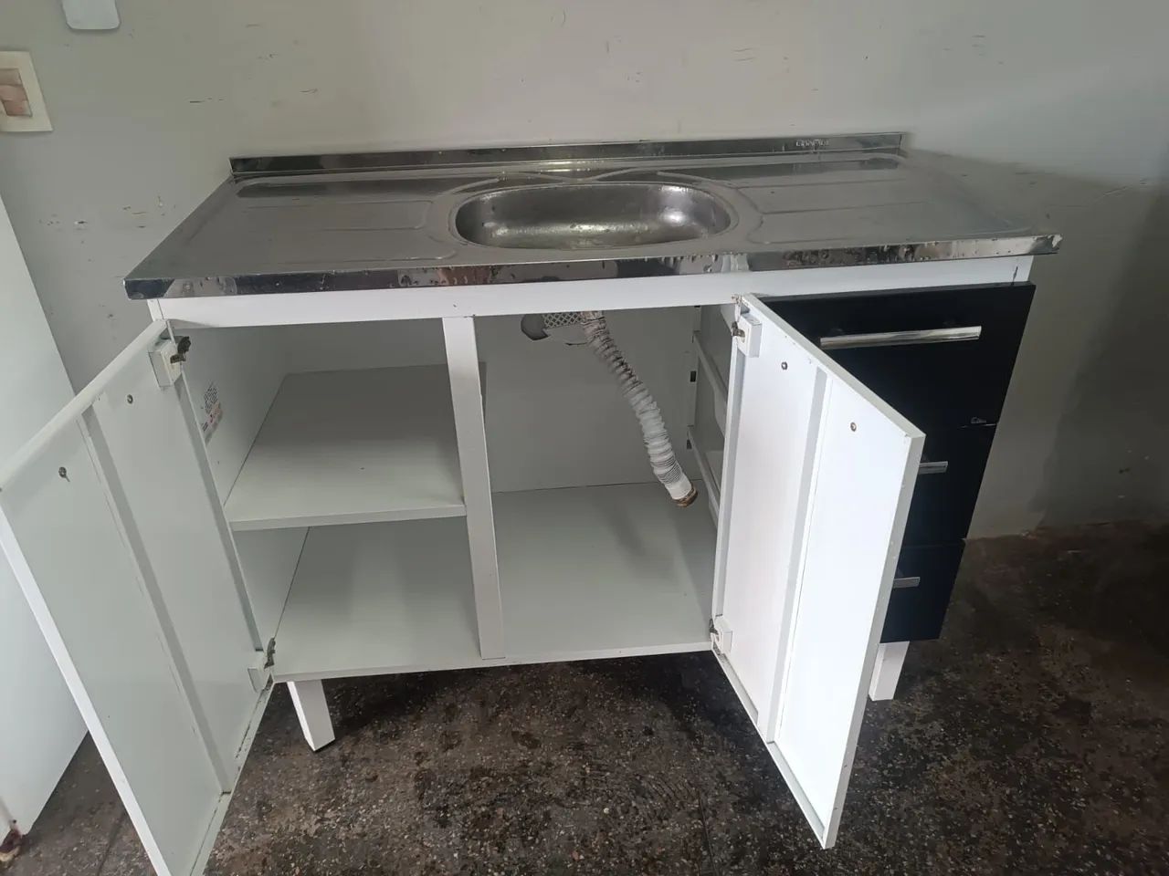 Armário de Cozinha Branco e Preto com Pia - Foto 2