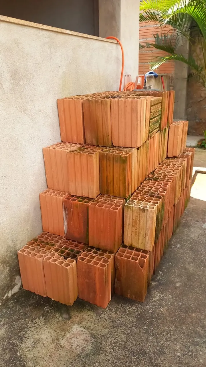 Tijolos de oito furos de 30x20x10 e telhas de cimento