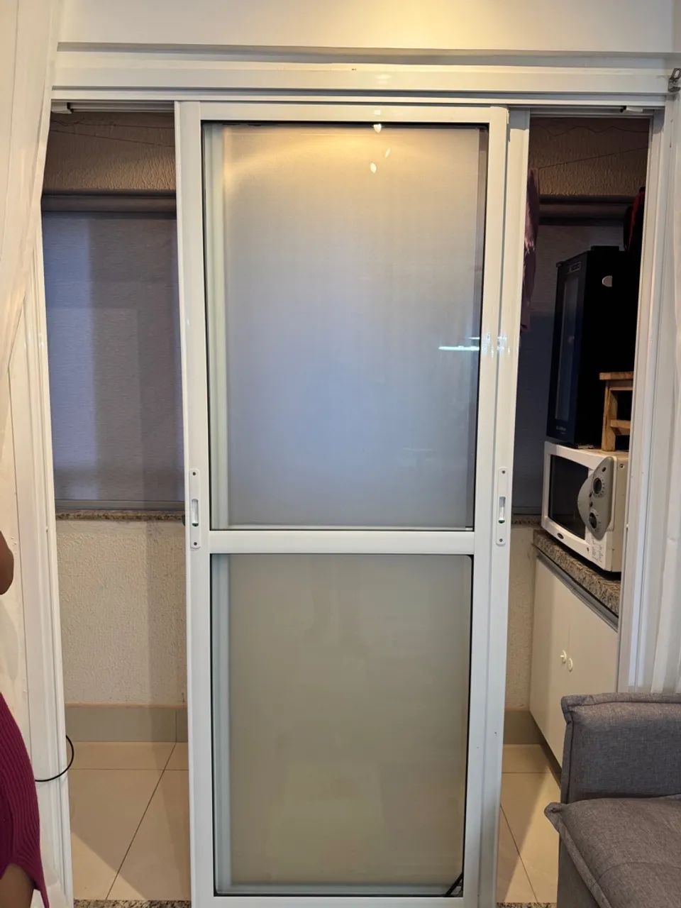 Porta de correr em alumínio esquadria branca com vidros temperados  - Foto 2