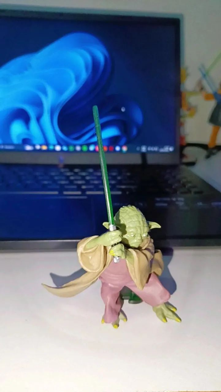Action Figure Yoda com sabre de luz e base. - Foto 2