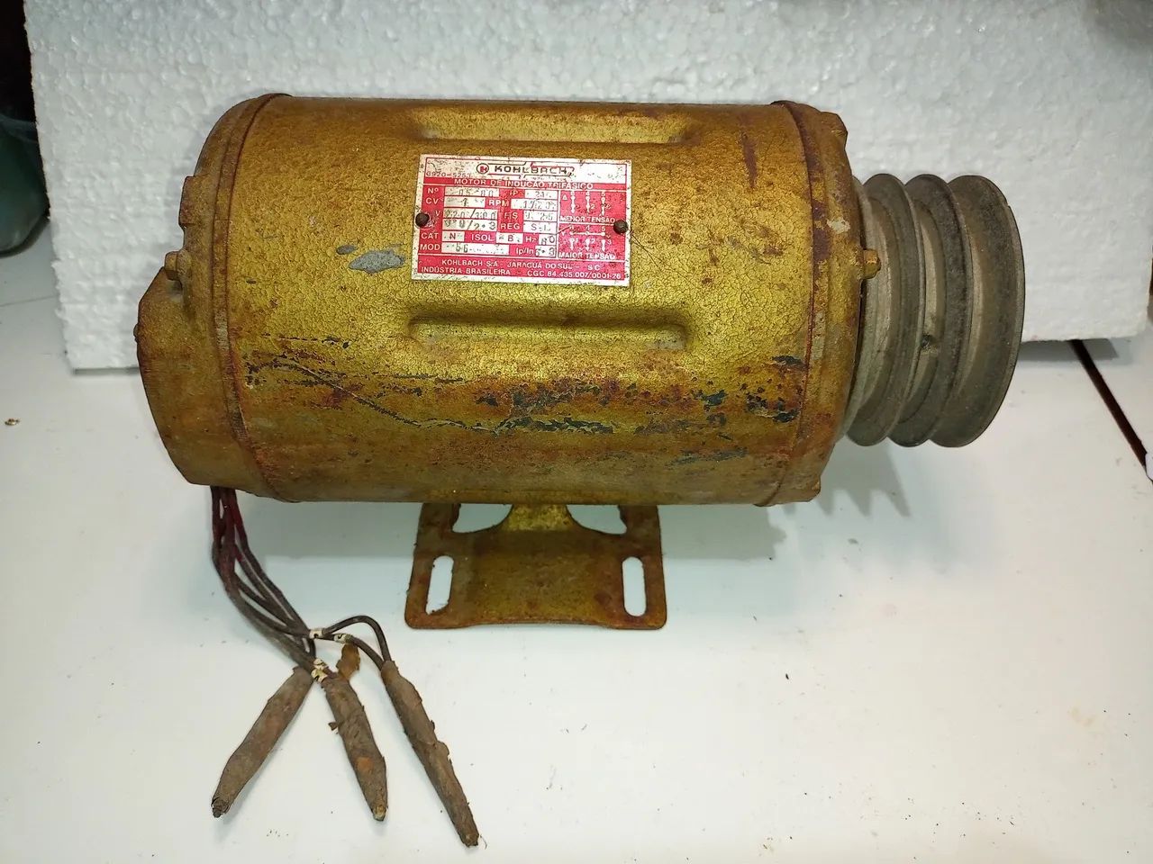 MOTOR KOHLBACH DE INDUÇÃO TRIFÁSICO 1CV 1720 RPM