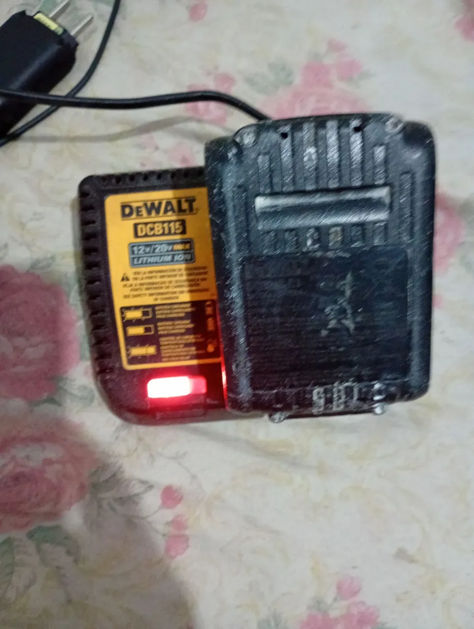 Carregador de bateria DEWALT