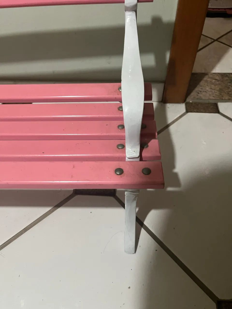 Banco infantil de ferro rosa 