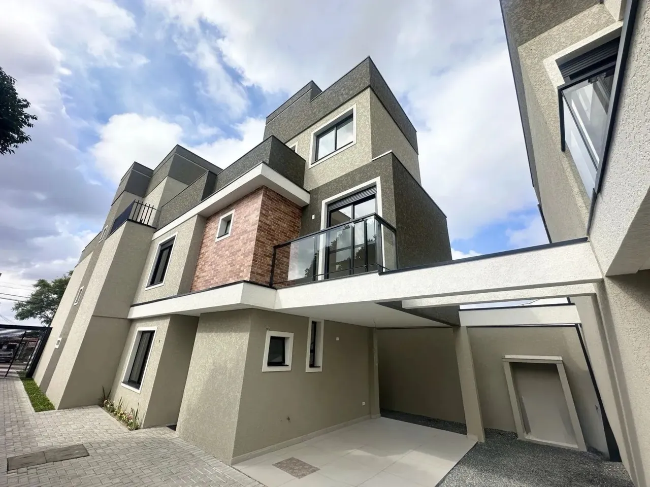 Sobrado com 3 quartos à venda por R$ 830000.00, 126.89 m2 - NOVO MUNDO - CURITIBA/PR