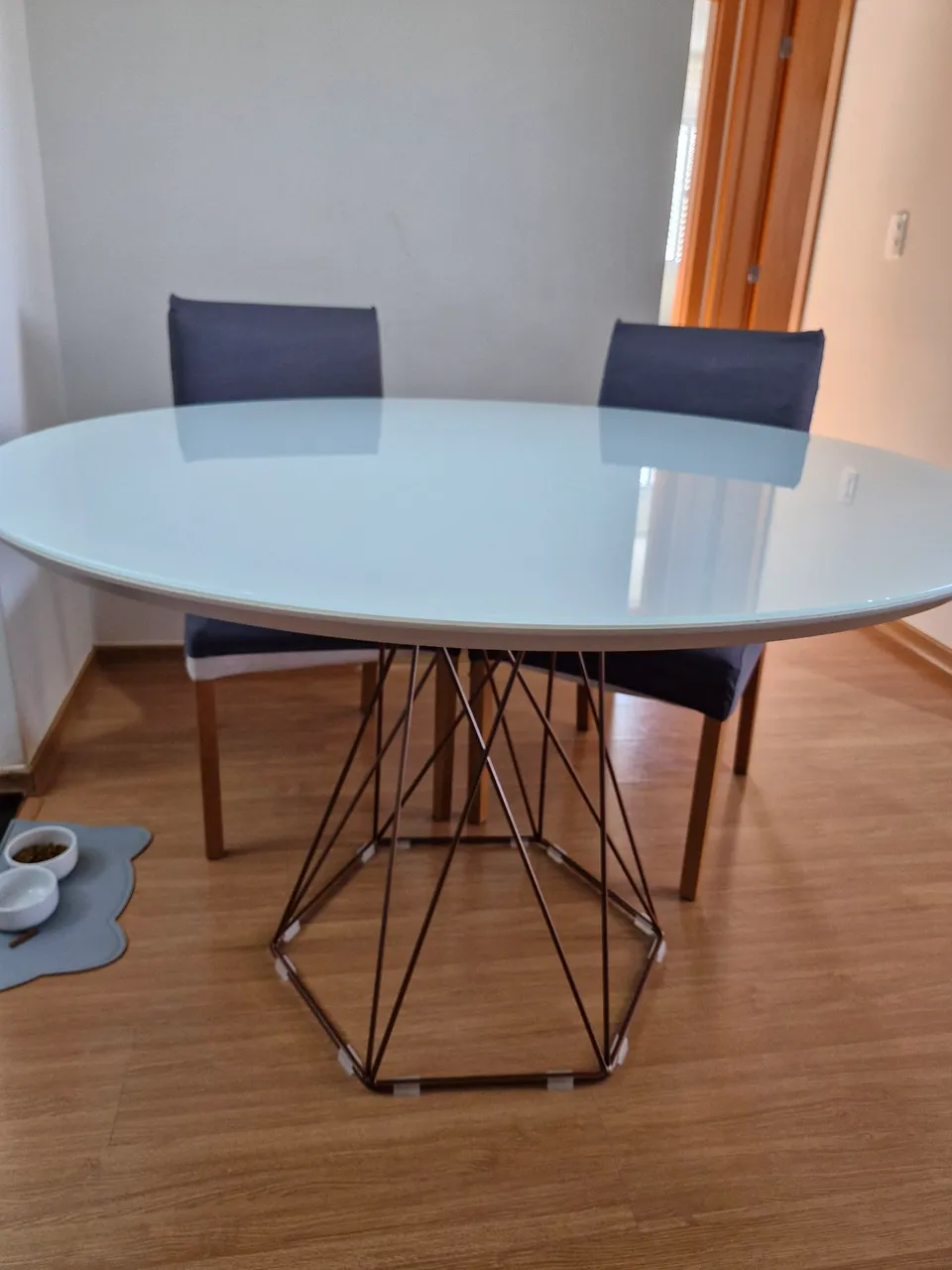 Mesa redonda com base de metal