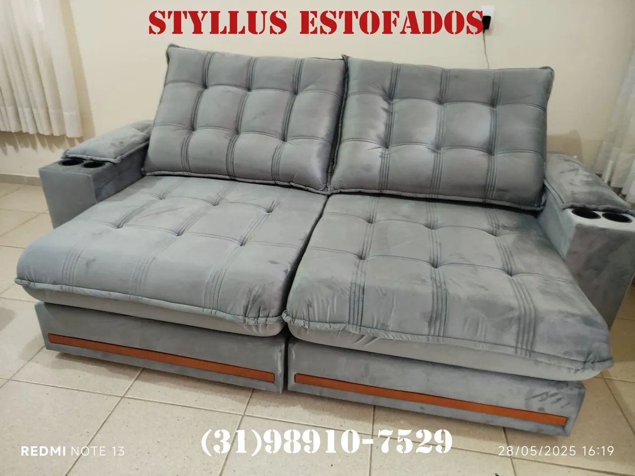 Sofá Estofado Moderno Cinza com Porta Copos