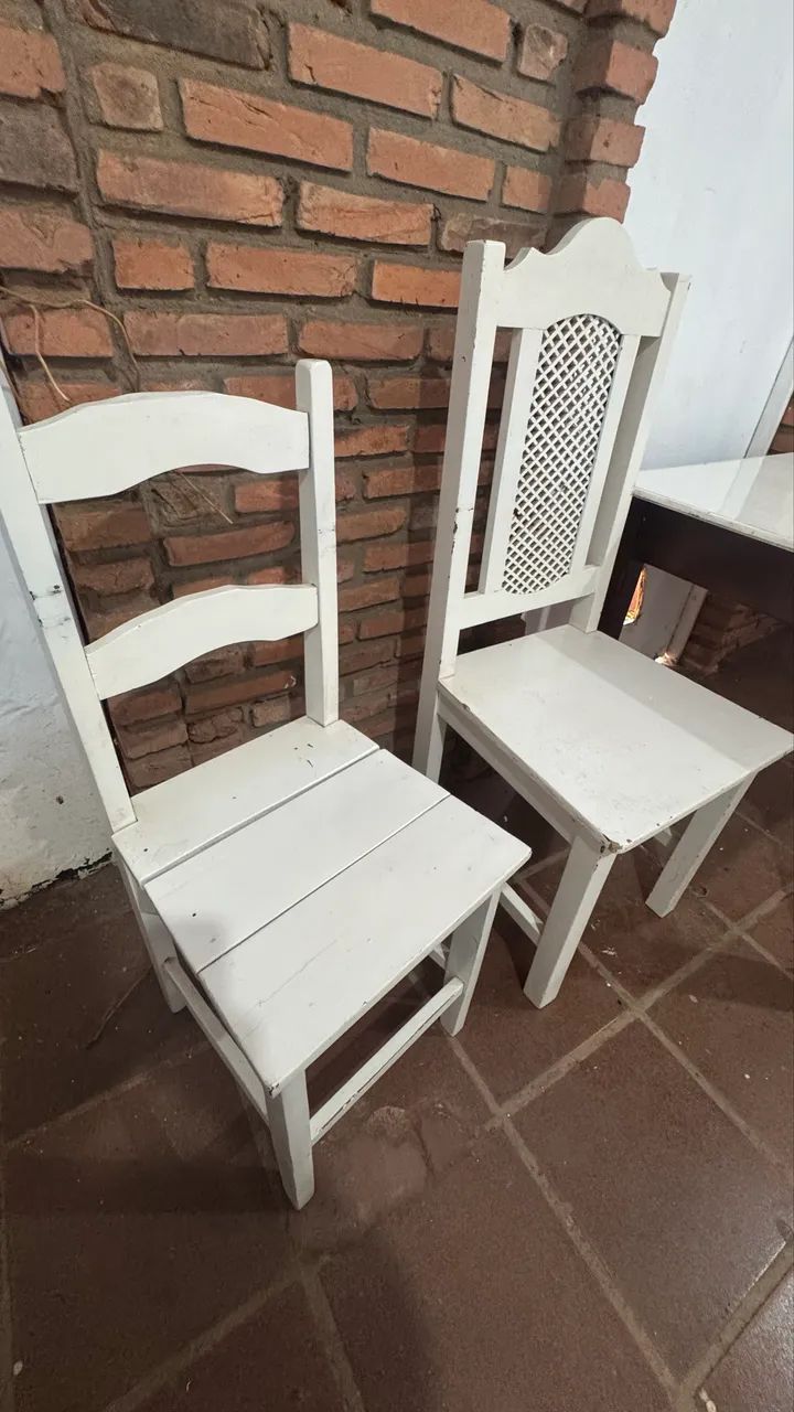 Mesa de Jantar de madeira com 4 cadeiras