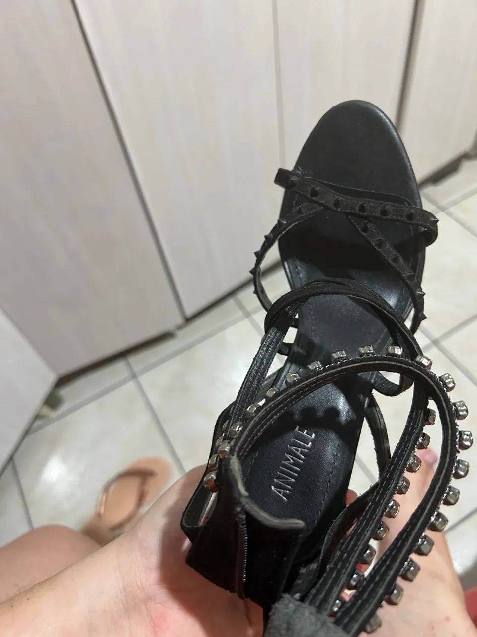 Sandália animale preta com detalhes em strass - Foto 2
