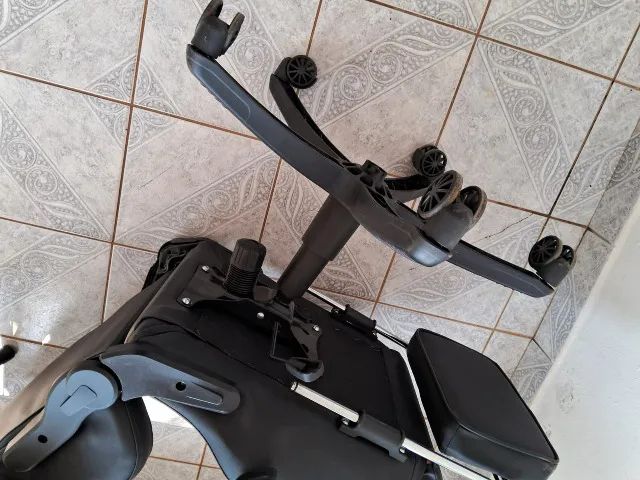 Cadeira de escritório Led Tools Gamer ergonômica preta com estofado de couro sintético - Foto 5