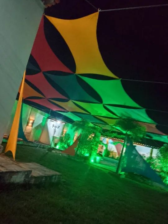 Mosaico de malhas tensionadas para decoração de eventos 