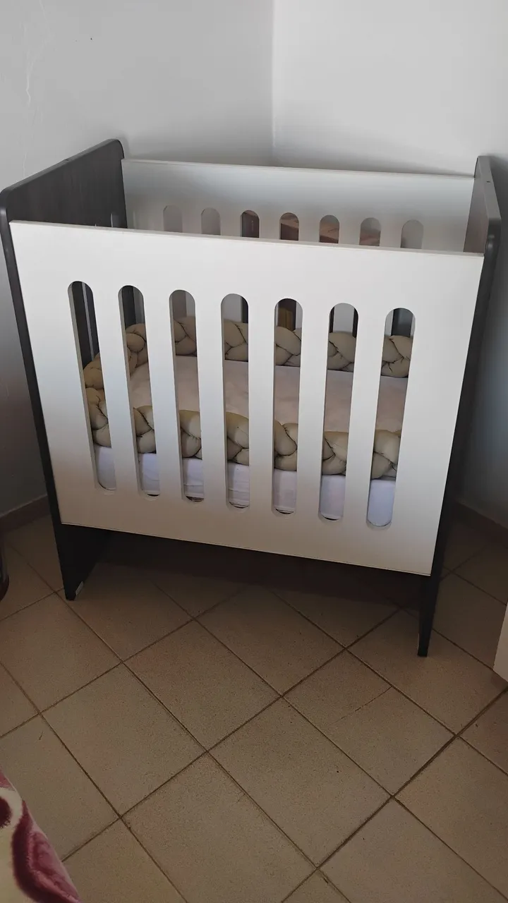 Berço Moderno Branco com Detalhes Escuros