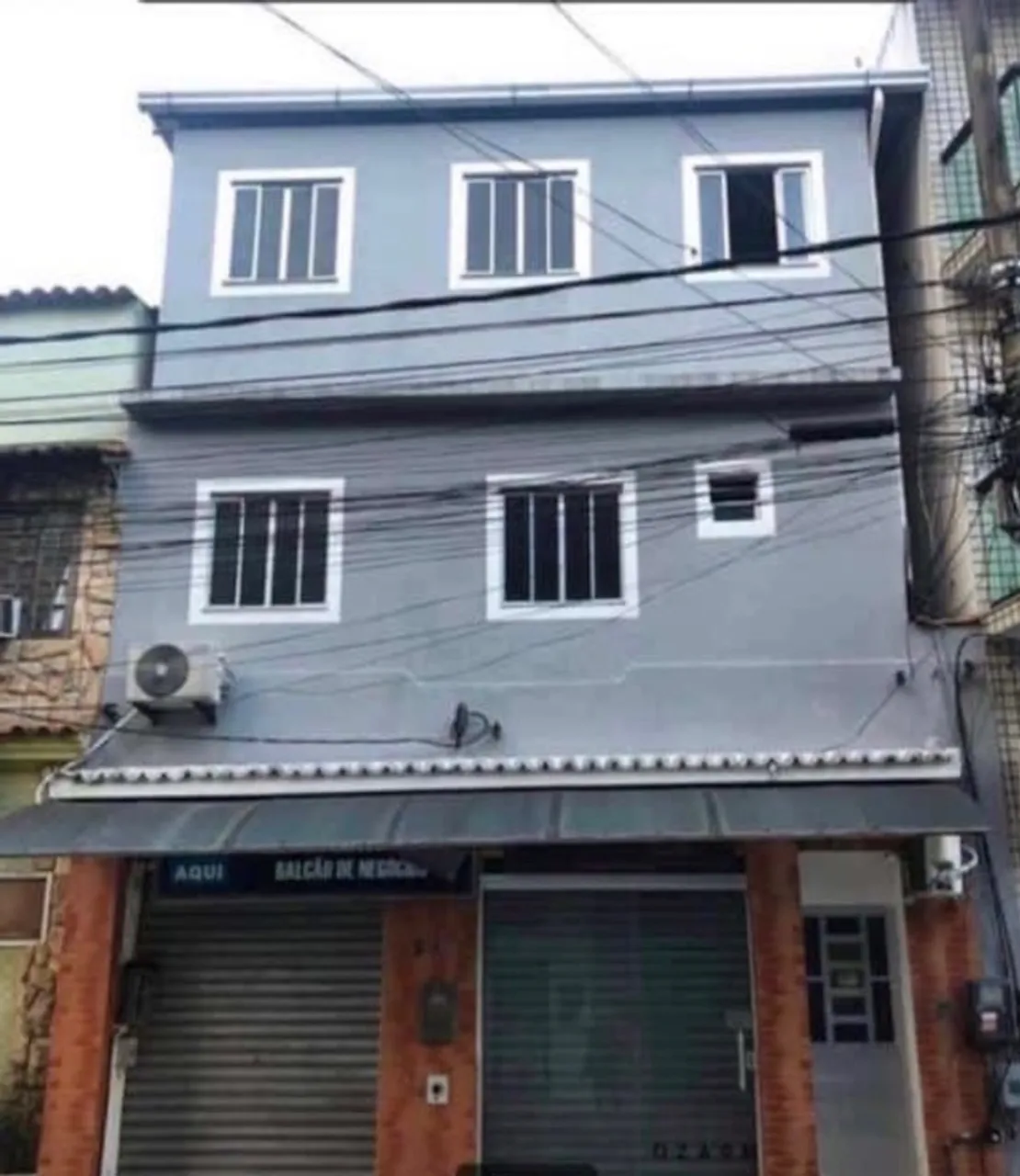 VENDO PRÉDIO COMERCIAL DE 3 ANDARES NO CENTRO DE MANGARATIBA