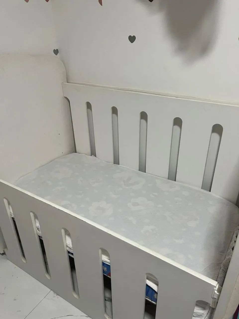 Berço de Bebê Capitonê, Elegante e Confortável64242077450881121