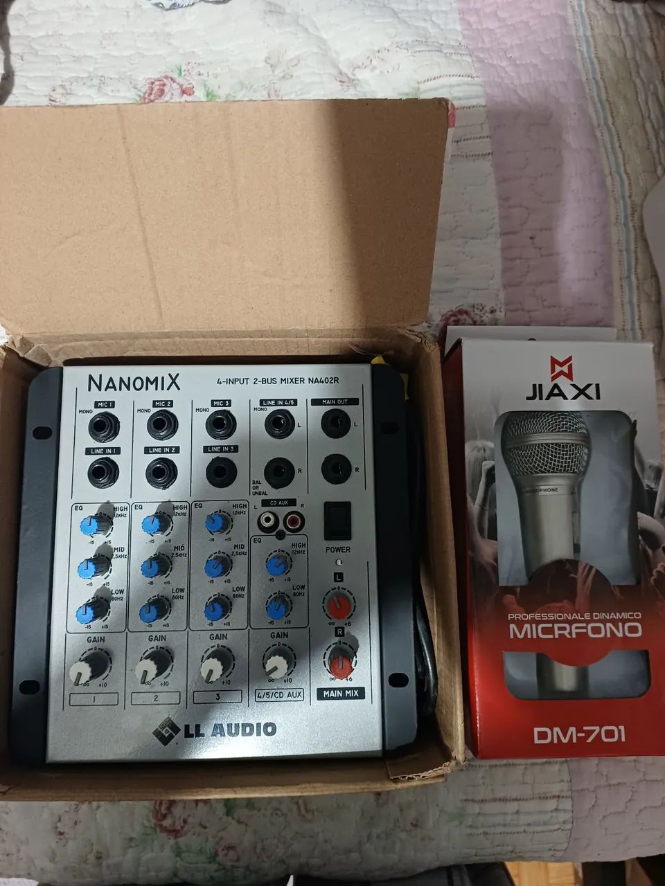 Selling 4-channel mixing console and one microphone in excellent condition for only 400 reais64308481784834120