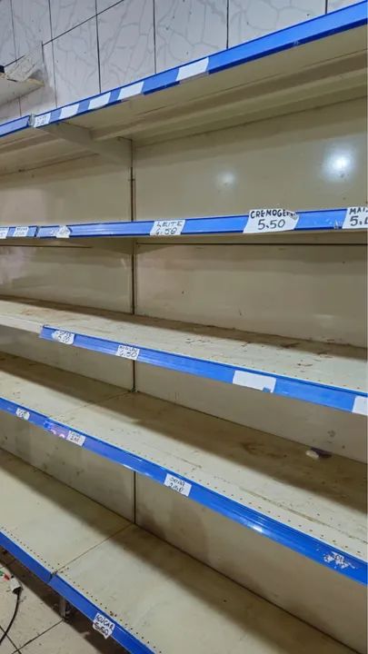 Prateleiras de supermercado em ótimo estado