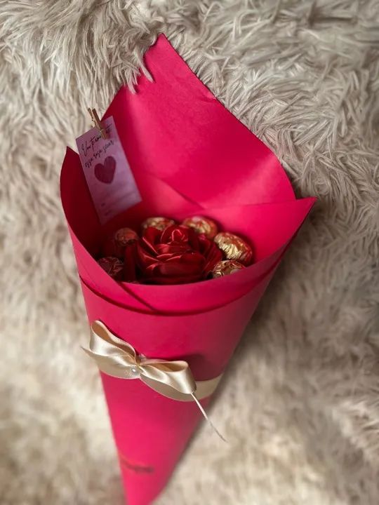 Buquê com rosa única de cetim e ferrero rochedo - Foto 3