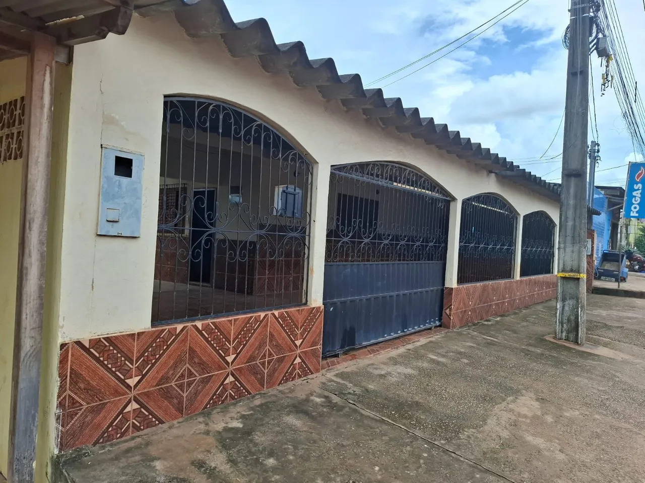 Casa pra alugar (com ponto comercial e garagem)
