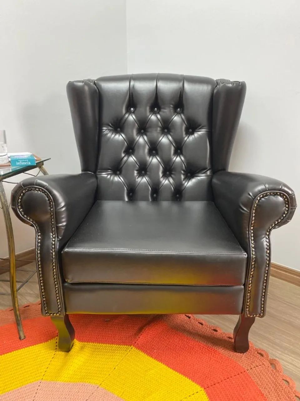 Poltrona Viking Estofada Sob Medida - Conforto e Estilo Clássico - Foto 2