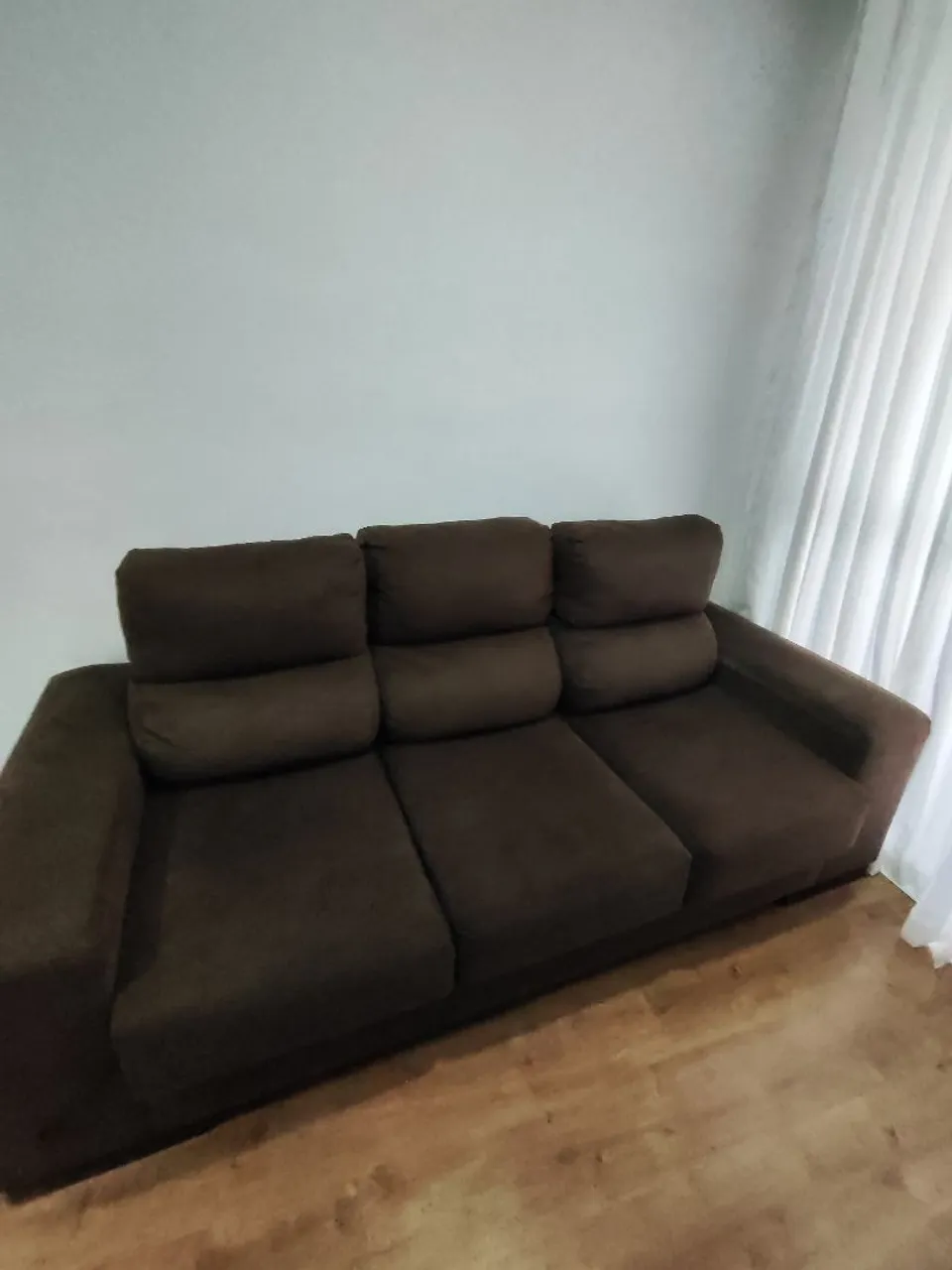 Sofá 3 Lugares Marrom Confortável em Suede