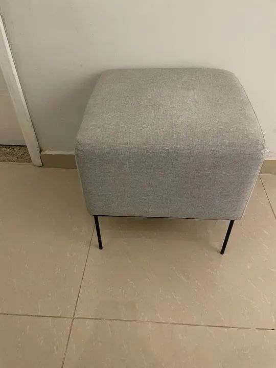 Puff de tecido linho cinza com estrutura preta