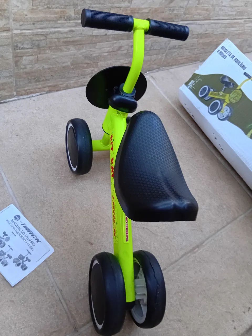 Bicicleta de Equilíbrio Verde Limão Kit Kat Track excelente estado de conservação s/ pedal - Foto 2