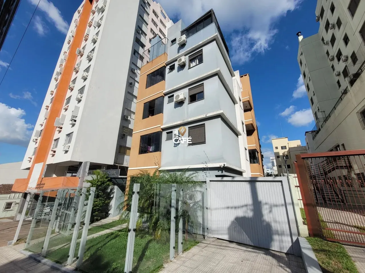 Apartamento semimobiliado, no Centro