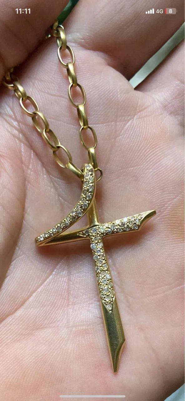 Pingente em ouro 750 e brilhantes.