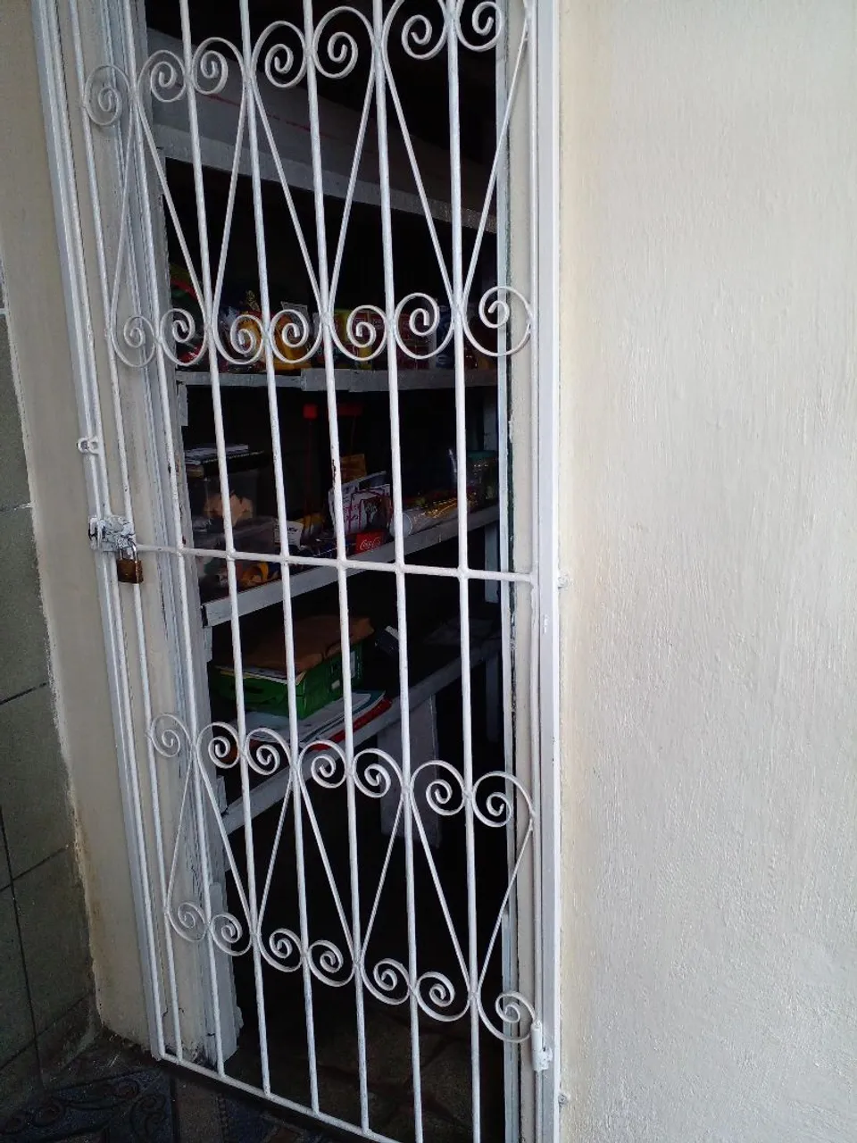 Aluga-se ponto comercial