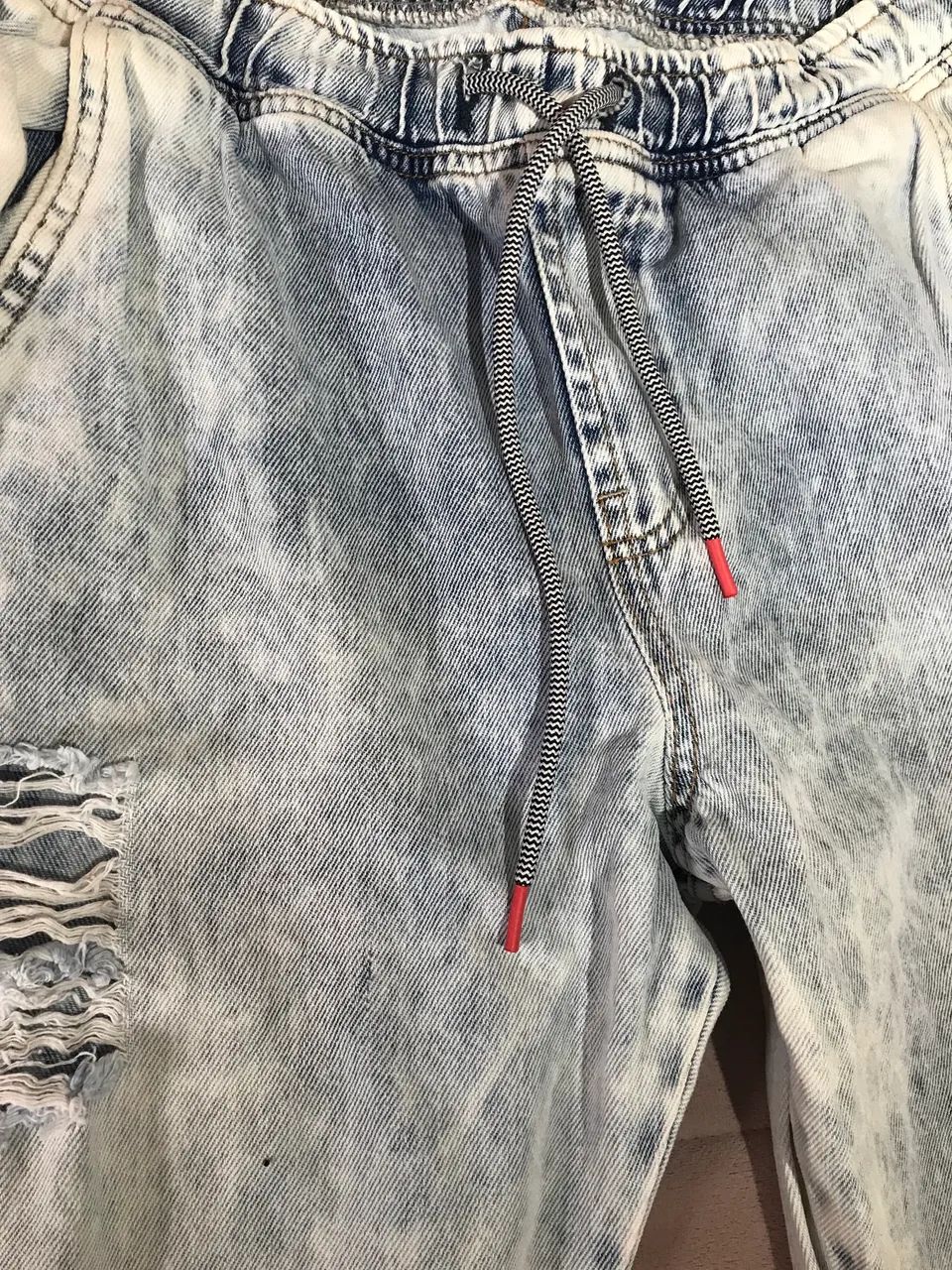 Calça jeans jogger destroyed - Foto 2
