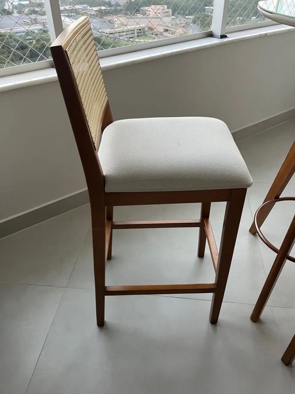 Mesa redonda de canto com cadeiras em madeira e palha - Foto 2