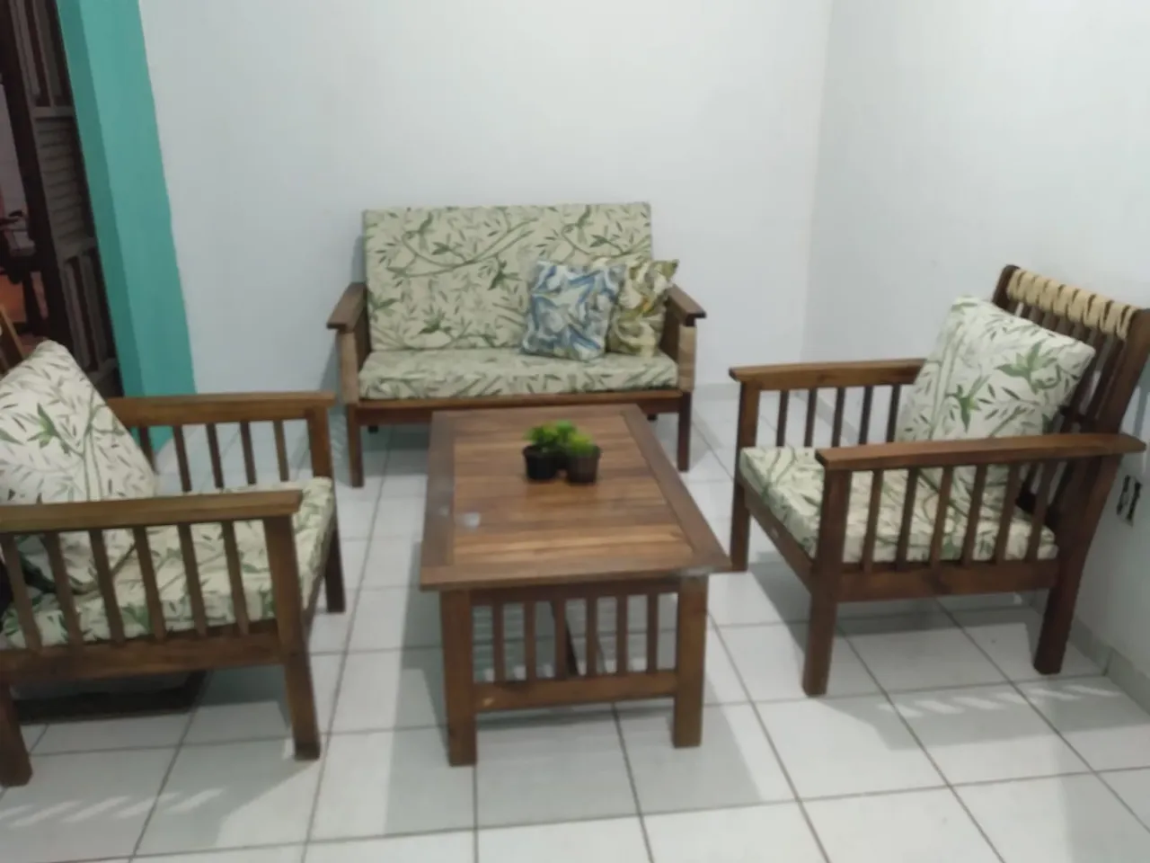 Conjunto de Mesa e Cadeiras de Madeira para Área Externa