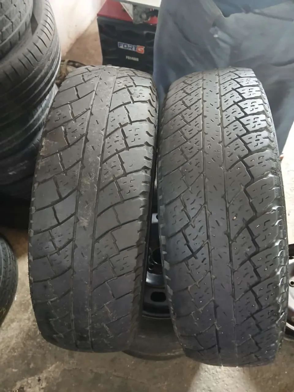 Par de pneus Bridgestone 205/70/15 Semi-novo - Foto 3