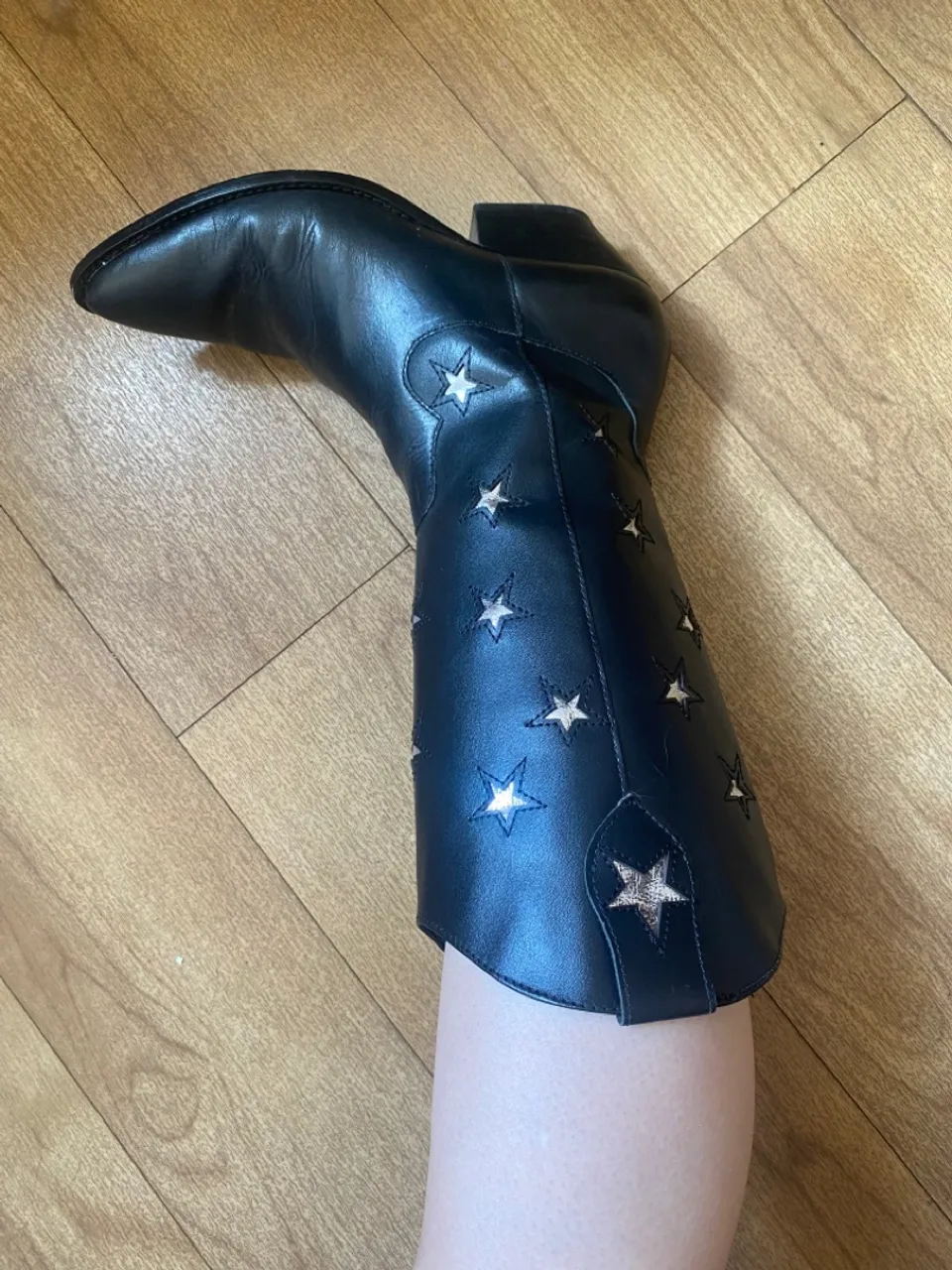 Bota Cowboy Luiza Barcelos Preta com estrelas prata