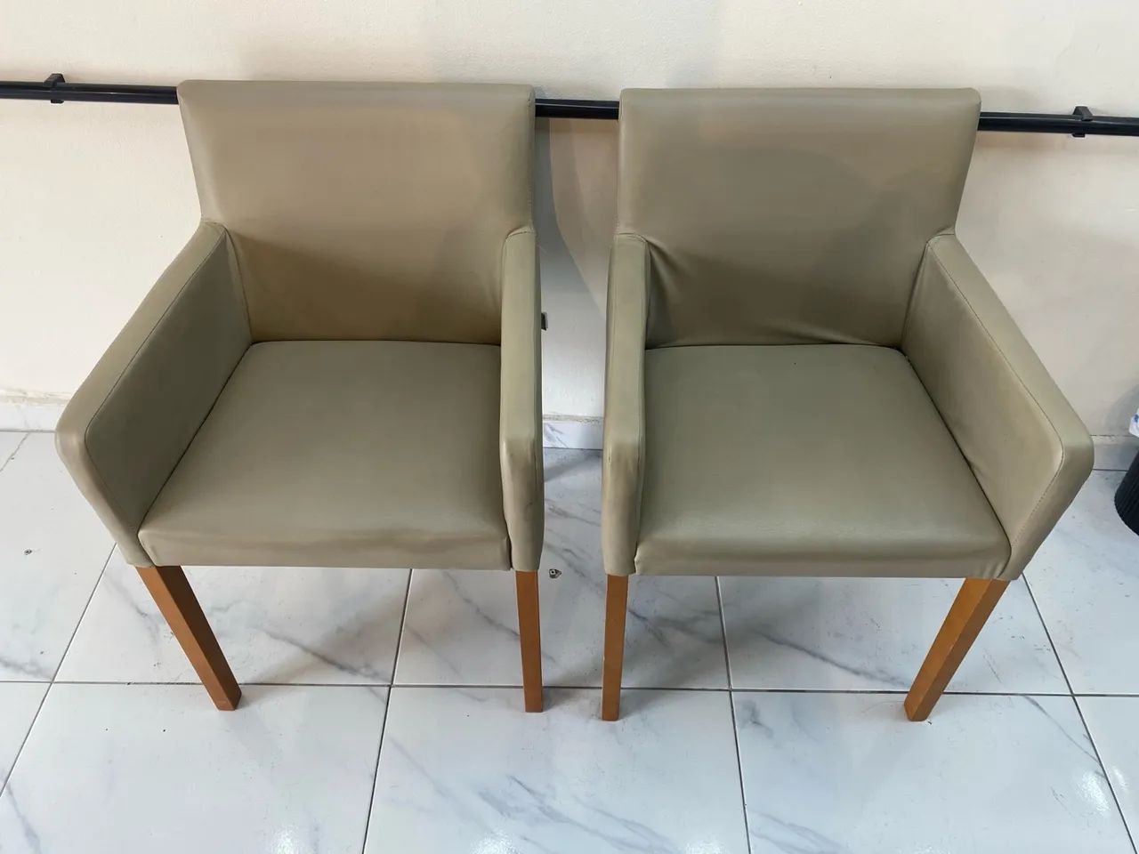 Par de Poltronas em Couro Bege