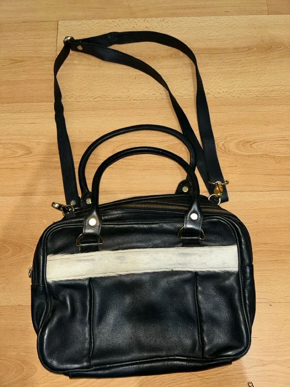 Bolsa de Couro Preta com Detalhe em Pelo