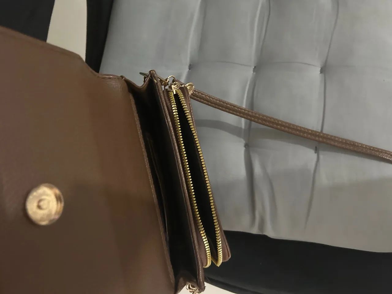 Bolsa de Ombro Marrom com Detalhes Dourados