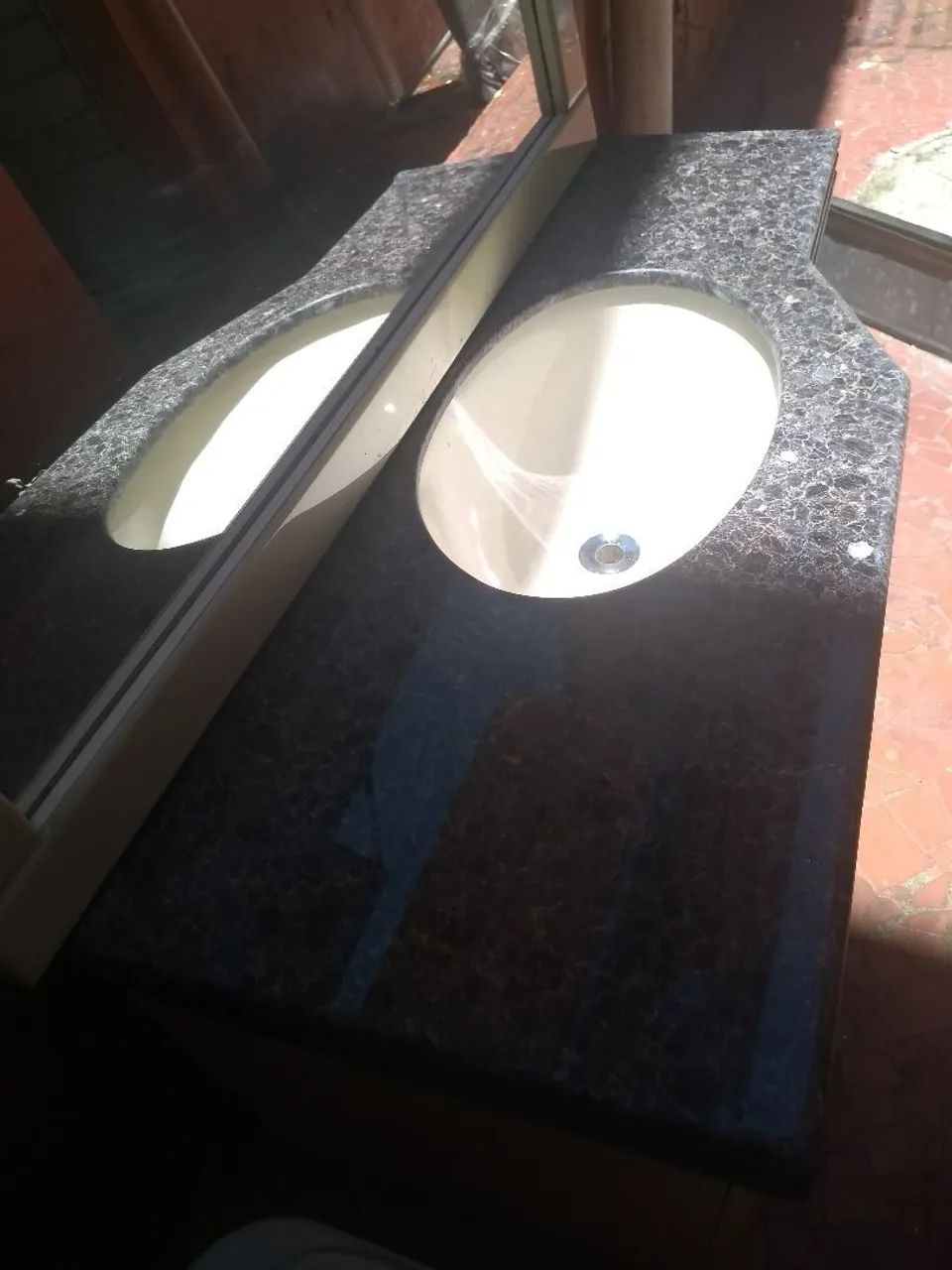 Bancada de granito com Bojo, espelho,tampa de sanitário 