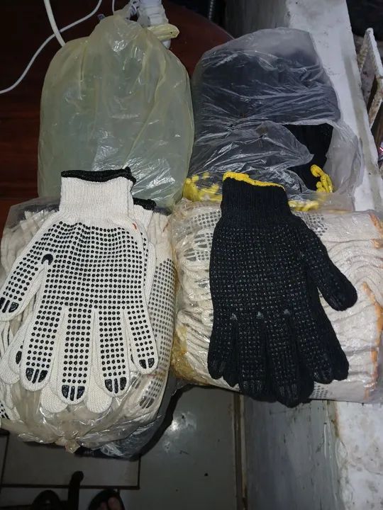 Vendo 96 pares de luvas piigementas...24 brancas e 72 pretas