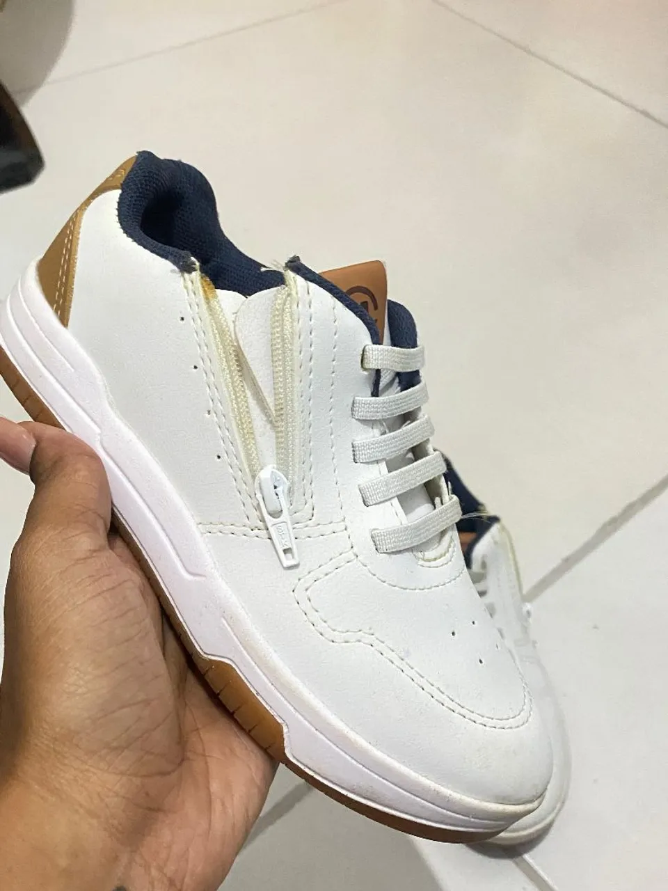 Tênis Infantil Branco com Detalhes e Zíper Lateral
