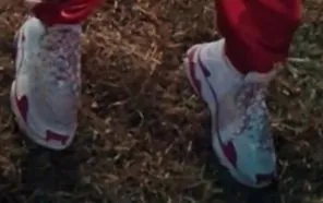 Tênis Branco com Detalhes Vermelhos