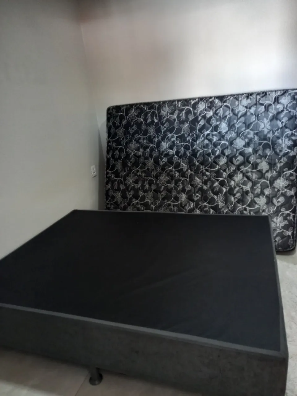 Cama de casal e colchão box