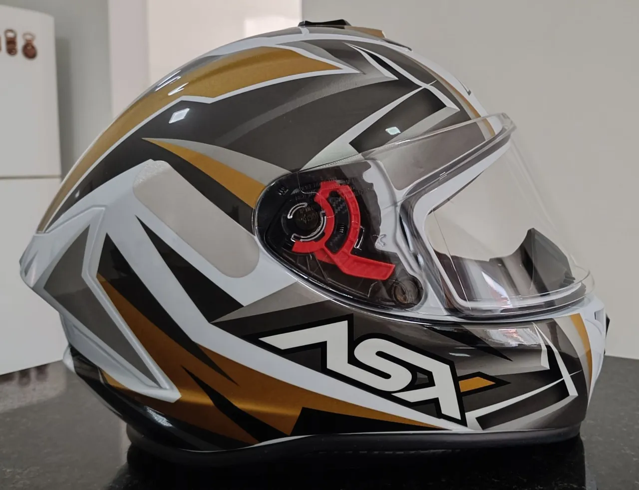 Capacete Moto ASX Design Moderno Cor Branco Dourado